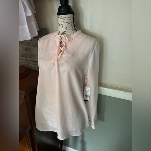 NWT Isaac Mizrahi Champagne
Rose I Business Casual Blouse
NWT 69.00 - Picture 2 of 6